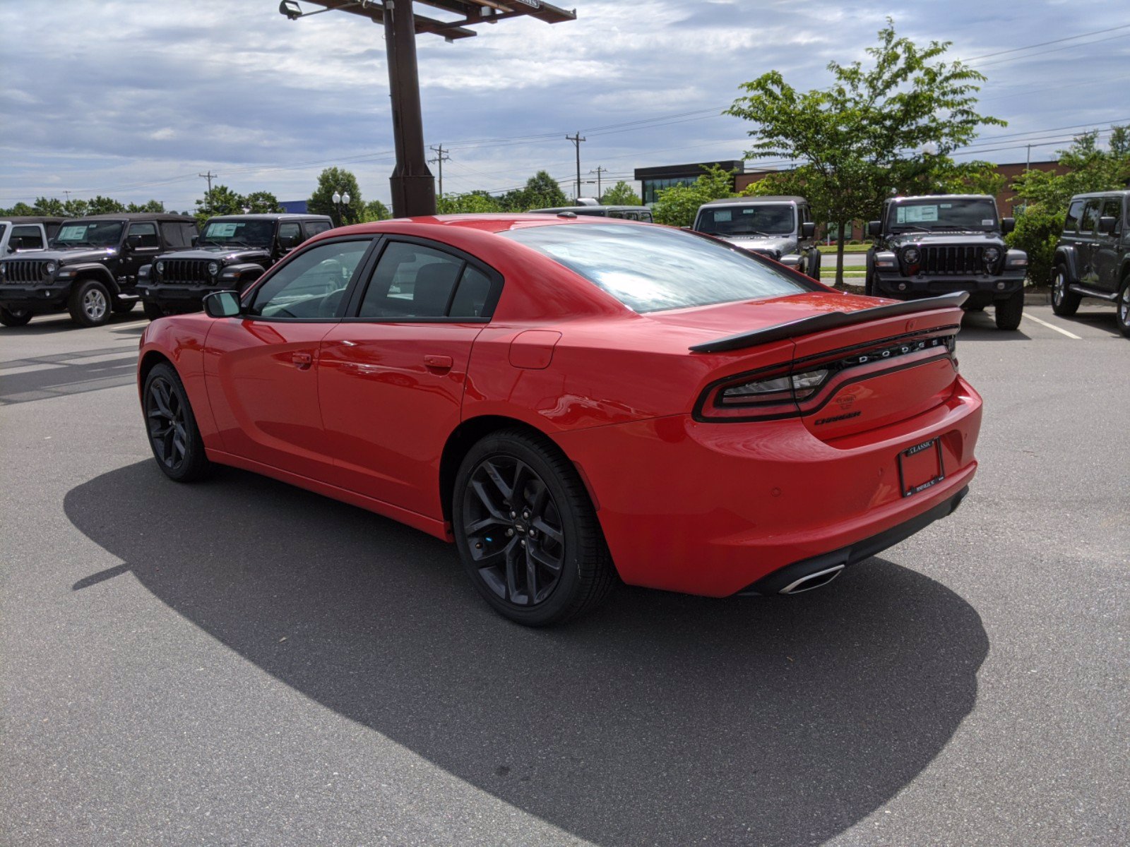 New 2019 DODGE Charger SXT RWD Sedan