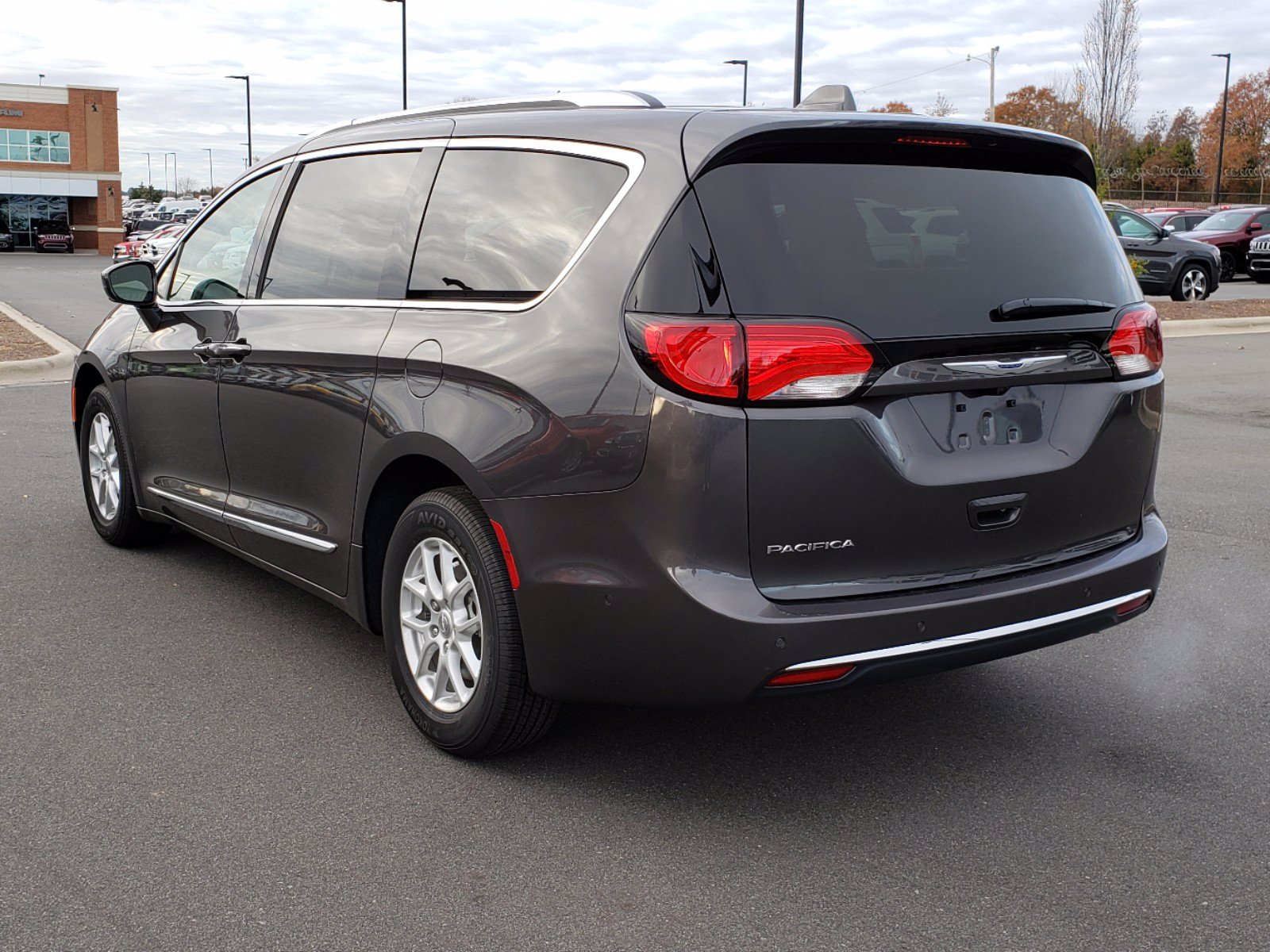 Chrysler pacifica touring l