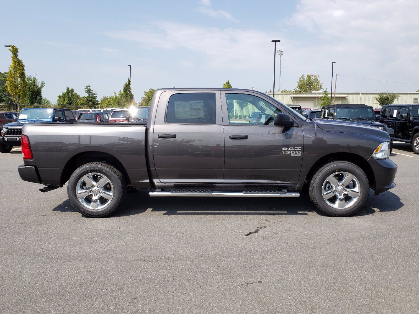 New 2019 RAM 1500 Classic Express 4×2 Crew Cab